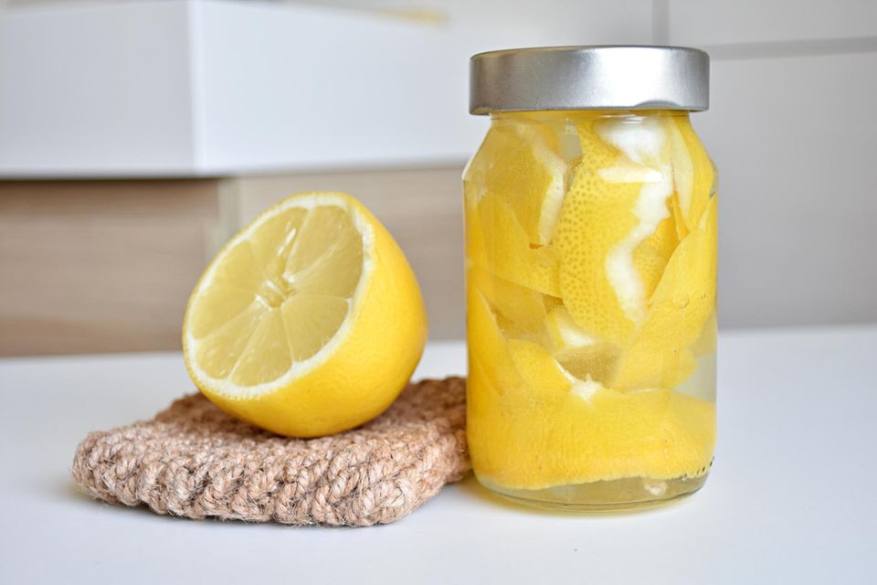 Zitronenschalen im Glas mit Schraubverschluss