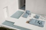 Große, weiße Terrasse mit Lounge, Pouf und Daubed in Hellblau und Pool