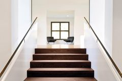 Treppe aus dunklem Holz von Parkett Dietrich