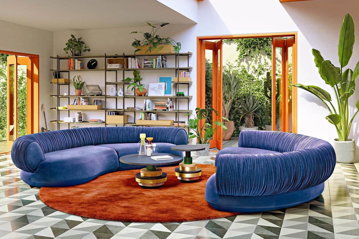 Sofa "Nanami" von Bretz in Lavendel in einem Raum mit gemustertem Boden und orangefarbenen Elementen