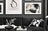 Schwarz-Weißes Wohnzimmer mit gerahmten Prints von Desenio
