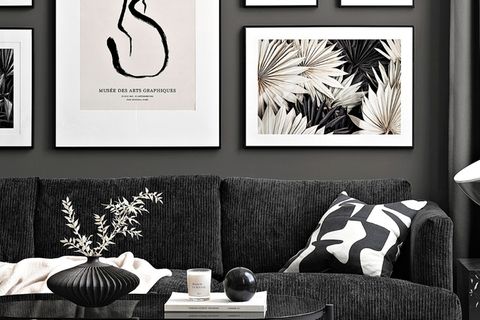 Schwarz-Weißes Wohnzimmer mit gerahmten Prints von Desenio