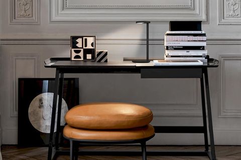 Tischleuchte "Oblique" von Flos auf einem Schreibtisch in einem Altbau-Arbeitszimmer