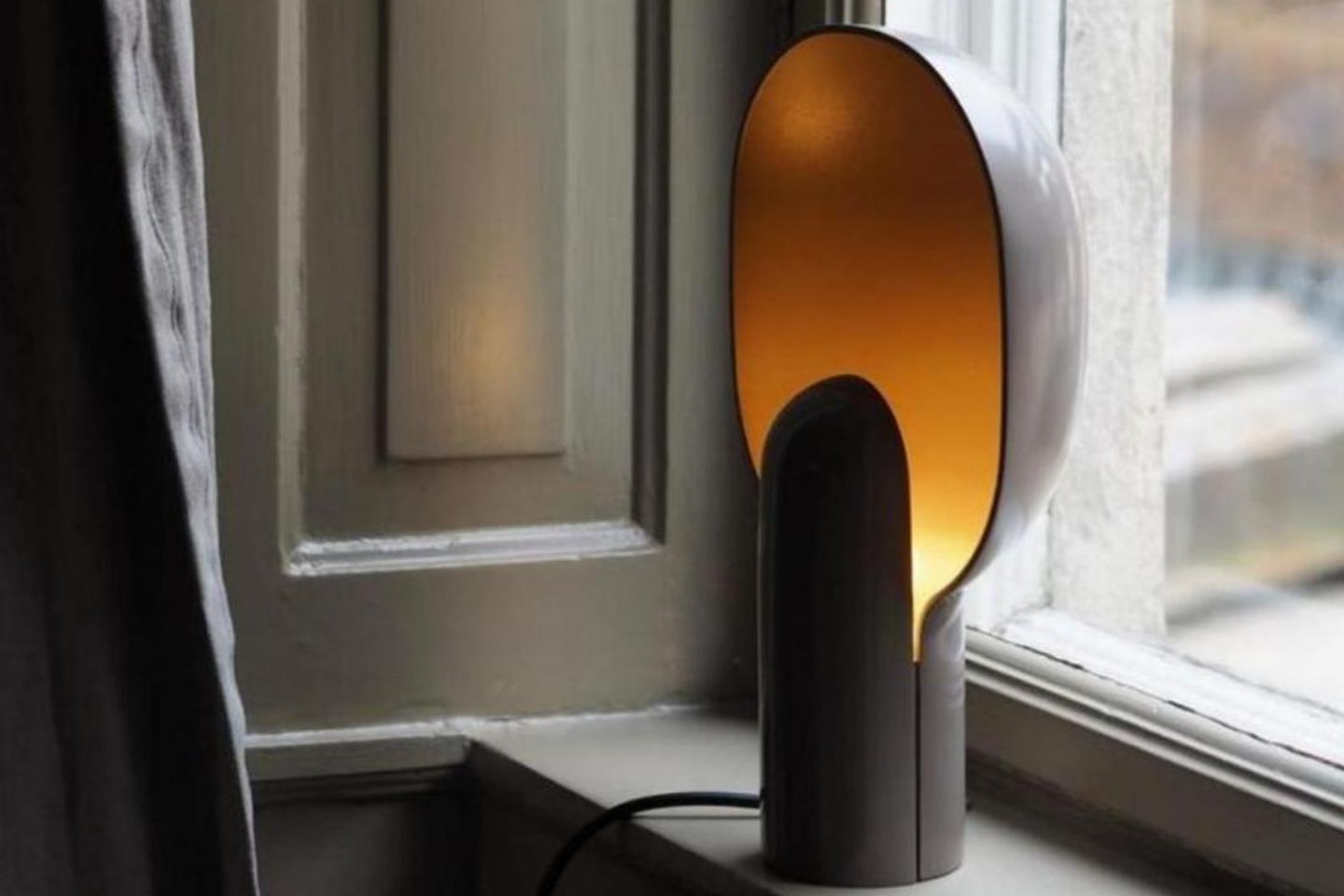 Tischleuchte "Ware Lamp" von New Works auf einem Fensterbrett