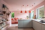 Küche im Stil der 60er-Jahre mit rosaroter Wandfarbe
