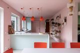 Offene Küche in Weiß, Rosarot und Orange