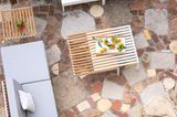Mediterrane Terrasse aus der Vogelperspektive mit Natursteinboden und modernen Holzmöbeln