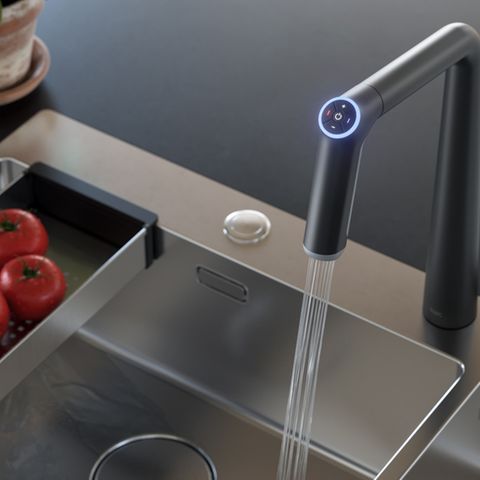 Küchenarmatur &quot;KIO&quot; von KWC in Schwarz an einer Spüle aus Edelstahl