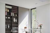 Atelierhaus von Innen mit Schreibtisch und Lichtschacht