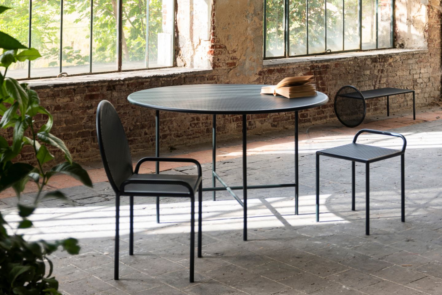 Runder Tisch mit Stuhl und Hocker aus Stahl in DUnkelgrün