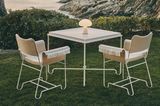 Zwei Stühle im Design der 50er Jahre an einer Klippe