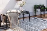 Terrassengestaltung in schwarz-weißem Boho-Stil