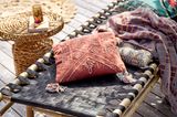 Dunkle Tagesliege für die Terrasse mit Textilien im Boho-Stil