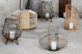 Verschiedene Laternen und Windlichter im Boho-Stil aus Bambus, Rattan und Glas
