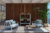 Dreistöckiges Regal auf überdachter Terrasse mit Polstermöbeln auf Outdoor-Teppich
