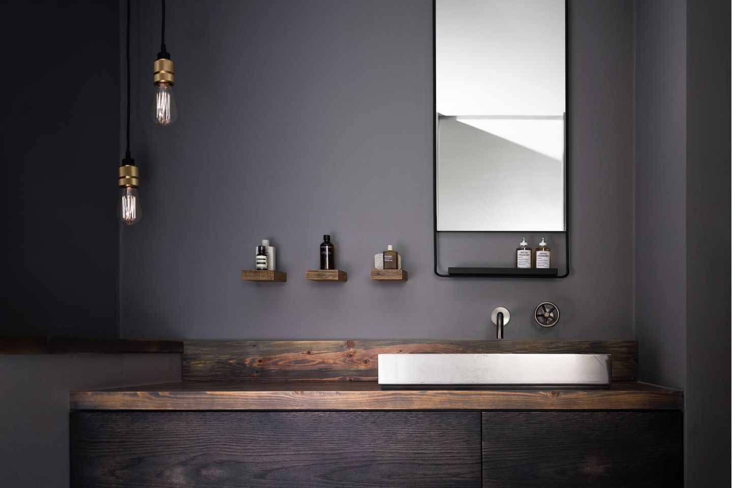 Badezimmer in Schwarz mit Waschtisch und Unterschrank aus Holz