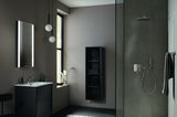 Badezimmer in Dunkelgrau und Schwarz mit ebenerdiger Dusche
