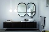 Schwarzweißes Badezimmer von Ceramica Cielo mit zwei ovalen Wandspiegeln und langem Waschtischunterschrank