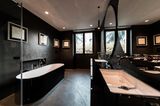 Schwarzes Badezimmer mit freistehende Wanne und Doppelwaschbecken in Weiß