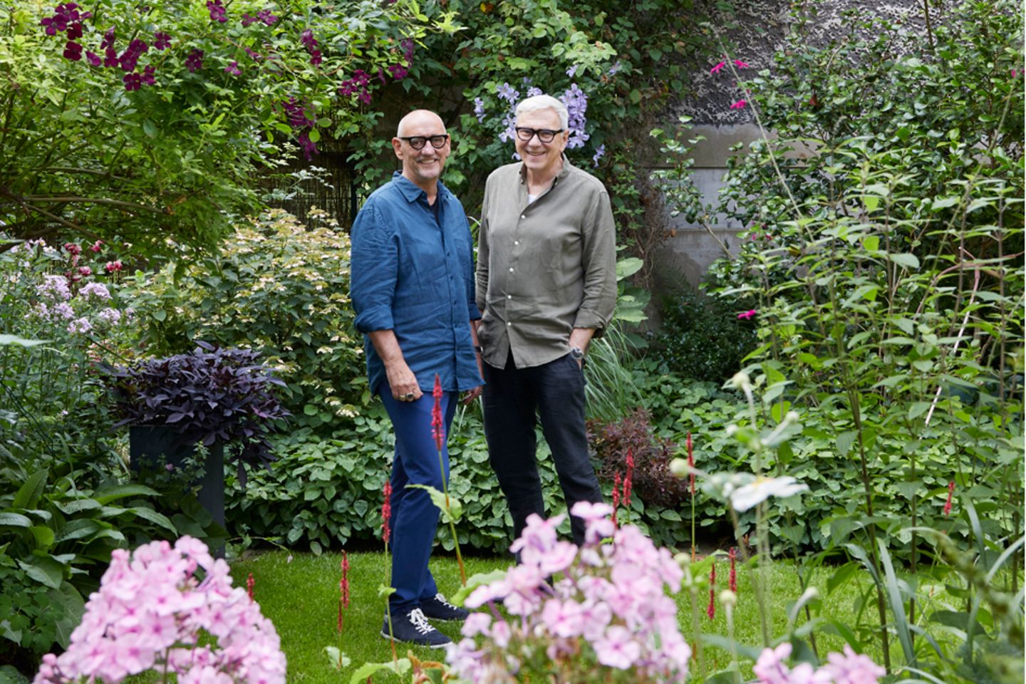 Ronald Clark (li.) und Ekkehard Fiss in ihrem Innenhofgarten in Hannover.