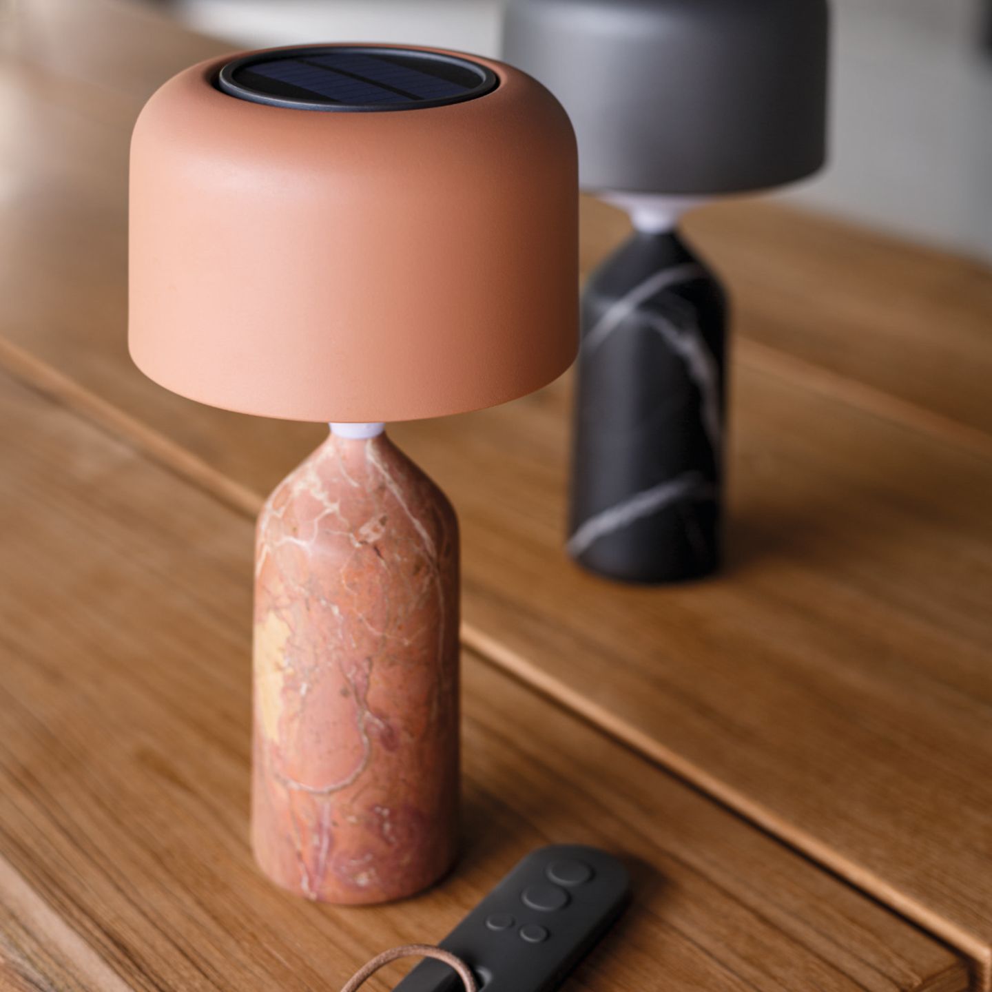 Terracottafarbene Lampe mit Marmorsockel und Aluminiumschirm