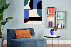 Wohnzimmer mit blaugraue Sessel von Wand mit Aquatinten