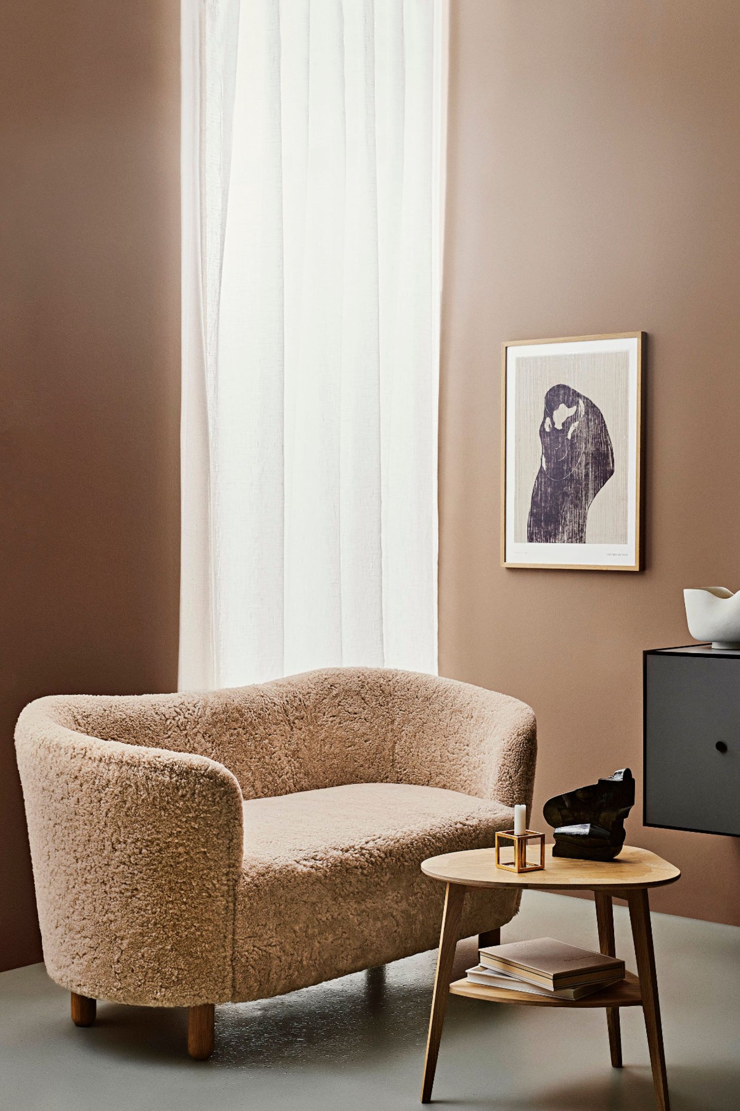 Wohnzimmer mit Schaffell-Sofa und karamellfarbener Akzentwand