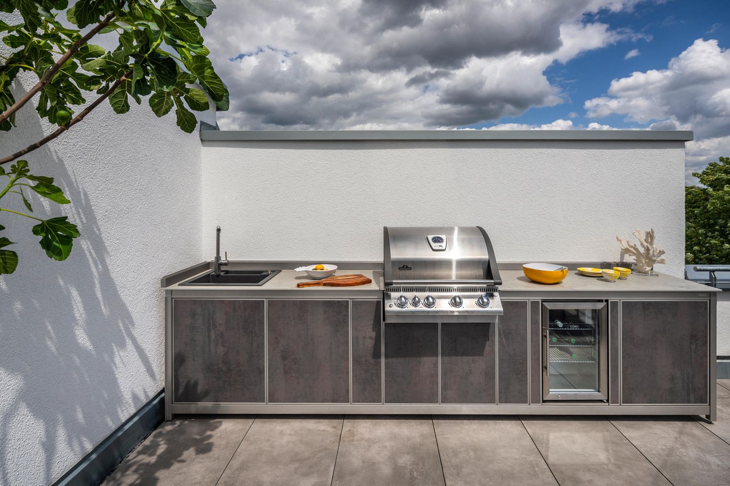 Outdoor-Küche von Wesco auf einem Balkon mit Fliesen