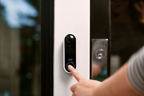 Die Arlo Essential Video Doorbell lässt sich nachträglich an praktisch jeder Tür montieren