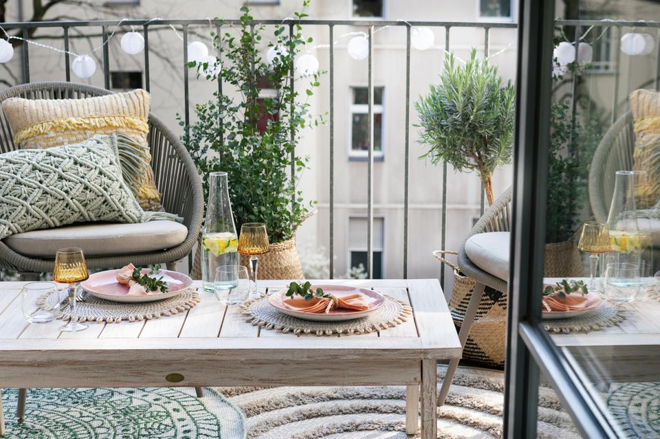 Balkon mit Outdoor-Teppichen und gedecktem Tisch