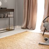 Wohnzimmer mit nudefarbenen Vorhängen, Sideboard und großem Juteteppich