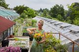 Claudia Keller bindet einen Strauß mit frischen Blumen