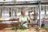 Claudia Keller bindet einen Trockenblumenstrauß