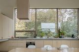 Wohnküche mit deckenhohen Fenstern