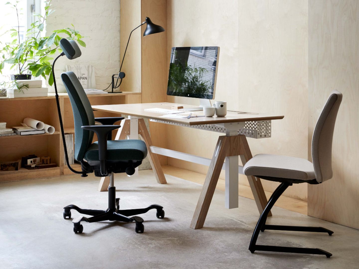 Arbeitszimmer mit vertäfelter Wand und Schreibtischstuhl auf Rollen