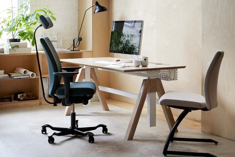 Arbeitszimmer mit vertäfelter Wand und Schreibtischstuhl auf Rollen
