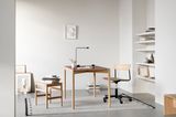 Minimalistisches Arbeitszimmer mit hellen Holzmöbeln