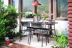 Terrasse mit günstigen Möbeln von Ikea