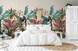 Überwiegend weißes Schlafzimmer mit knalliger Dschungel-Tapepte