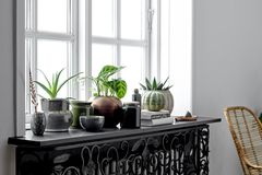 Mit verschiedenen Vasen und anderen Keramiken dekorierte Fensterbank