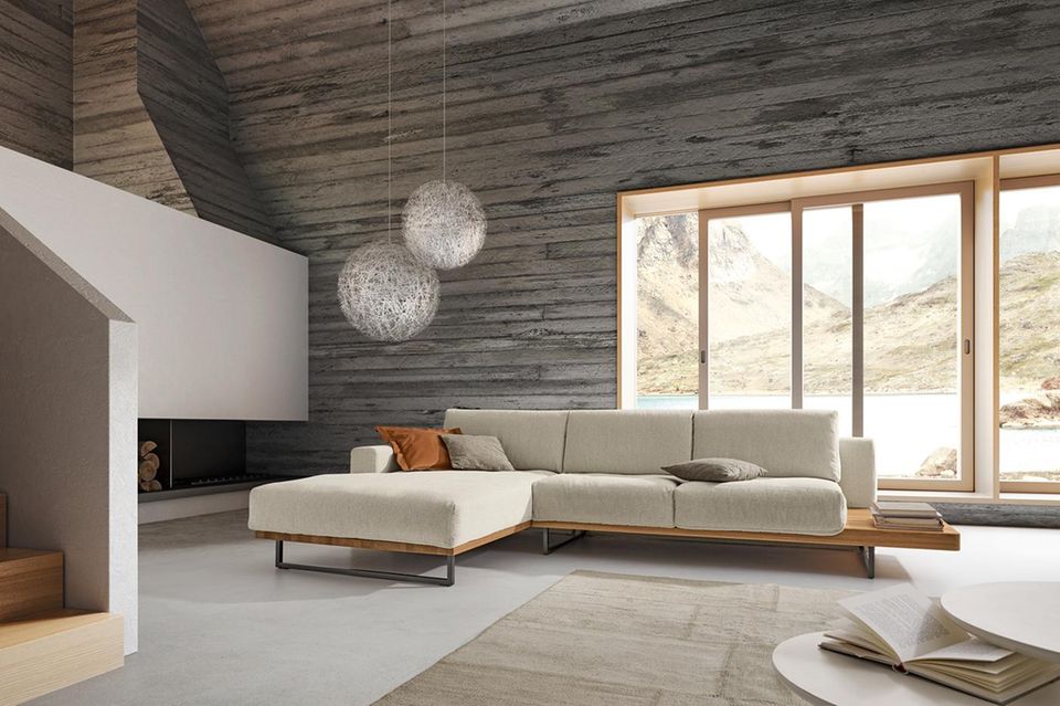 Traumpartner im Wohnzimmer: Braun, Grau und Weiß. Hier: Sofa "Helsinki" von ADA.