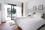 Schlafzimmer mit großer Fensterfront