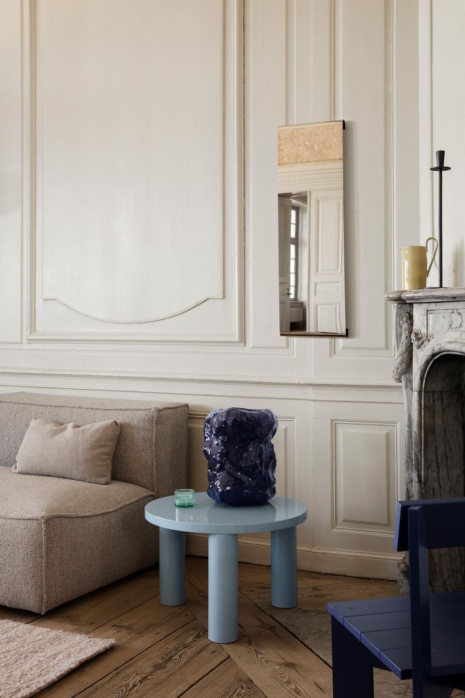 Frischer Wind: Mit Möbeln und Accessoires in Blau kreieren Sie zeitgemäße Stilbrüche in beigen Interieurs. Im SCHÖNER WOHNEN-Shop: Couchtisch Post von Ferm Living