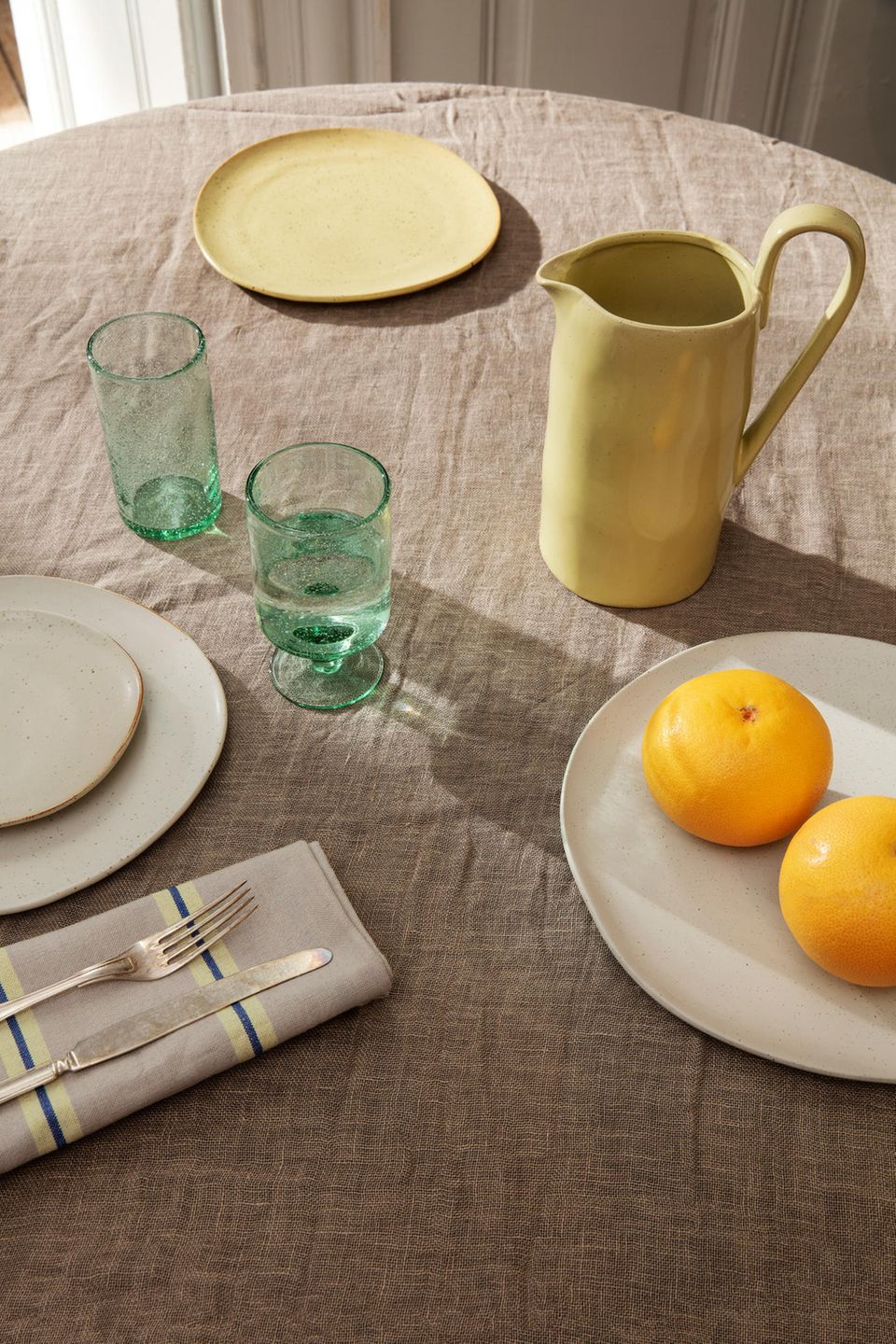 Gedeckter Tisch mit Geschirr von Ferm Living in Greige, Taupe, Ocker und Mint