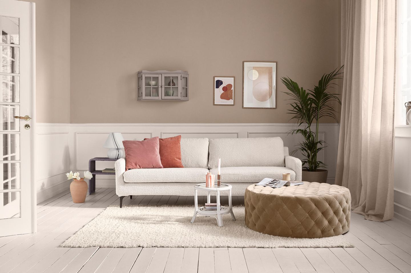 Wohnzimmer in einem Altbau mit cremefarbenem Sofa von Sofacompany