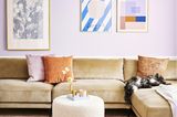 Wohnzimmer in Flieder- und Rosatönen mit karamellfarbenem Sofa von Sofacompany