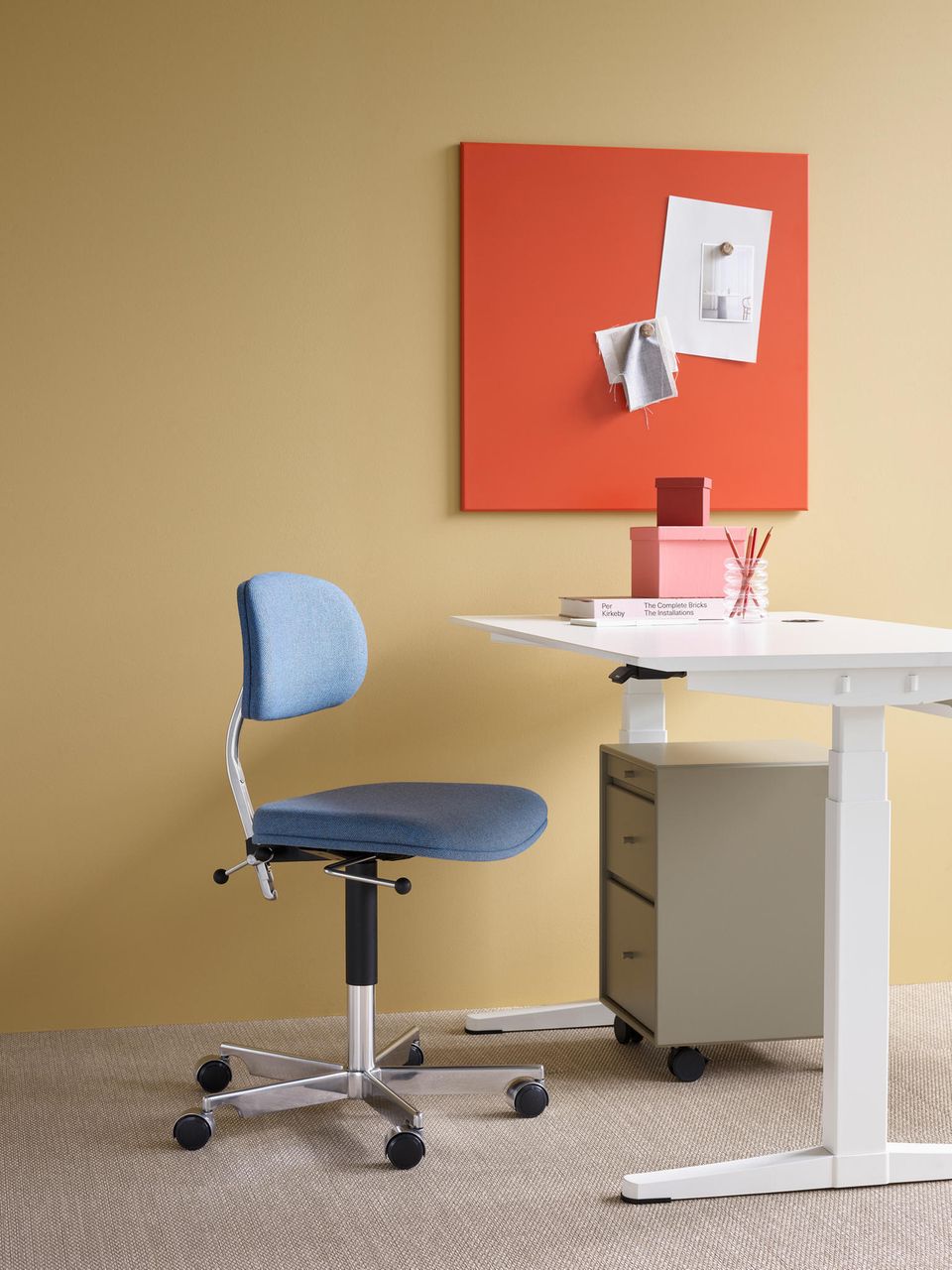 Schreibtisch und Stauraummöbel von Montana in einem Arbeitszimmer in Orange, Gelb, Weiß und Blau