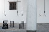 Kegelförmige Hängeleuchten aus Beton über Steinterrasse