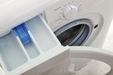 Nahaufnahme einer Waschmaschine mit Fokus auf die geöffnete Einspülkammer