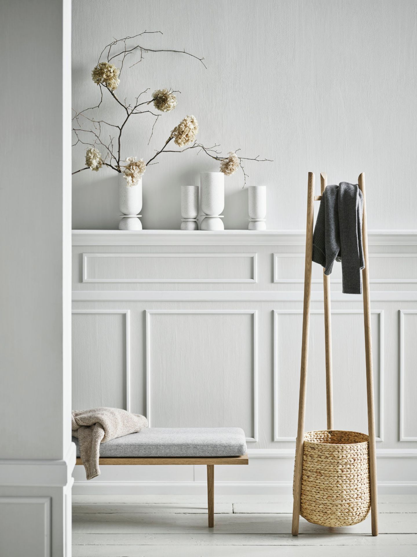 Moderne Wandvertäfelung in Wohnzimmer und Flur